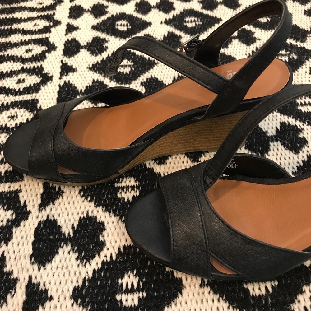 Old Navy Mid Pump Black Wedge